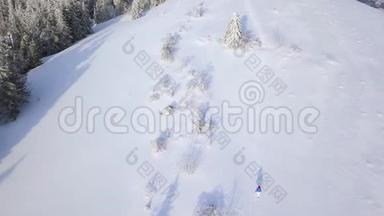 飞越孤独的旅游女孩，沿着一座覆盖着<strong>雪</strong>的<strong>山顶</strong>行走。 晴朗的霜冻天气